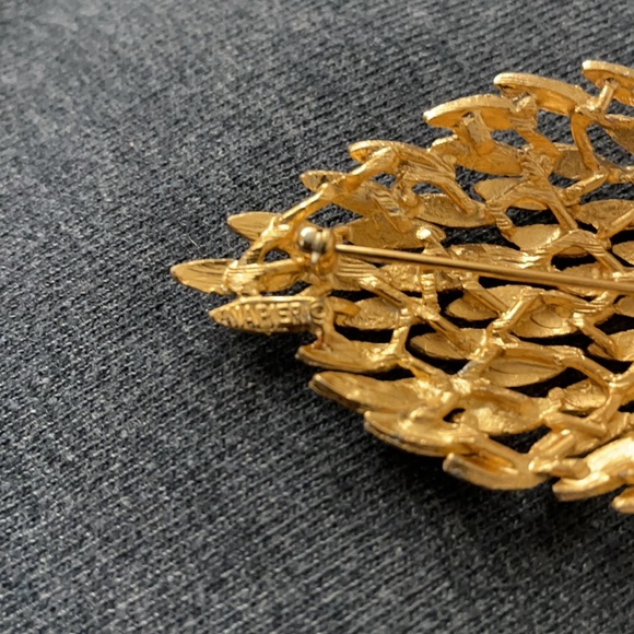 Vintage Napier Raised  Layered Metal Gold Tone Textured Leaf Brooch Pin - Picture 3 of 7